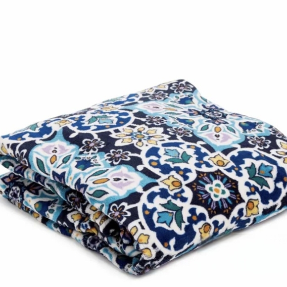 Vera Bradley Oversized Lisbon medallion cool Design blanket NWT 94